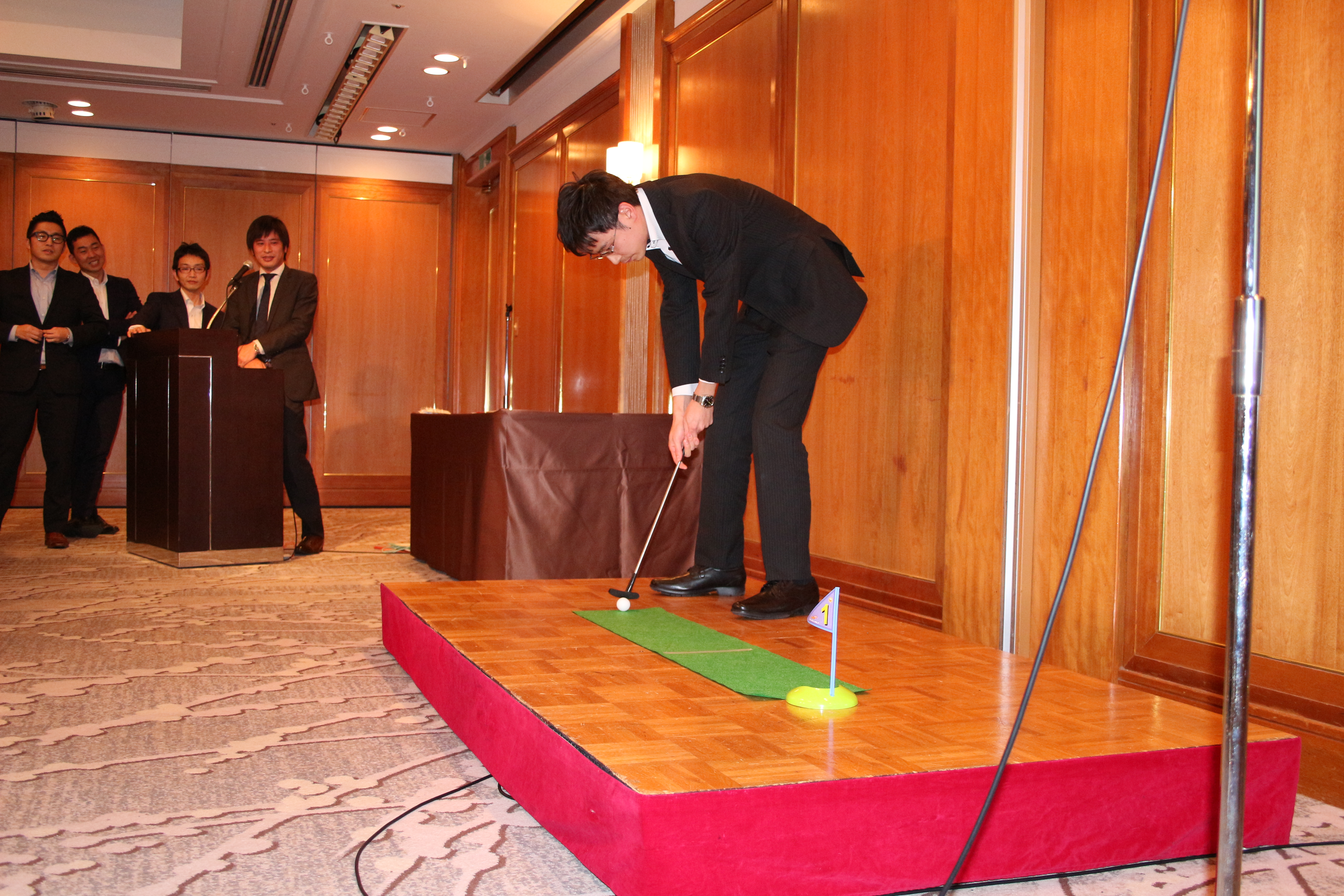 ビンゴ大会の後は部対抗のパターゴルフ大会